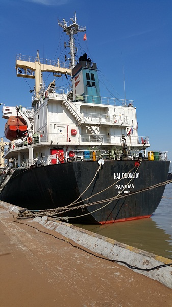 Tàu HAI DUONG 01 chở 6.600tan Urea hạt trong cập Cảng Khánh Hội