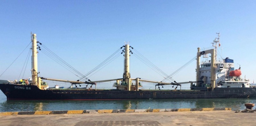 Tàu ĐÔNG BA vận chuyển 6.060 tấn SA Capro DSM cập cảng Quy Nhơn