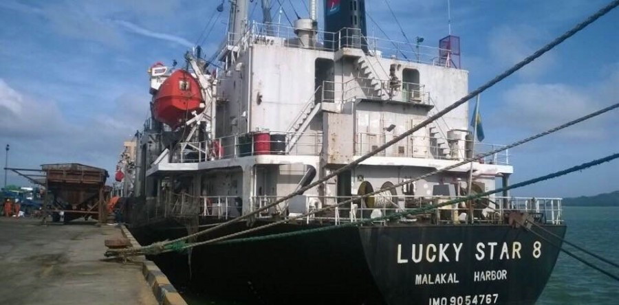 Tàu Lucky Star và  Four Otello với hàng nghìn tấn phân bón do Apromaco nhập khẩu cập cảng Quy Nhơn