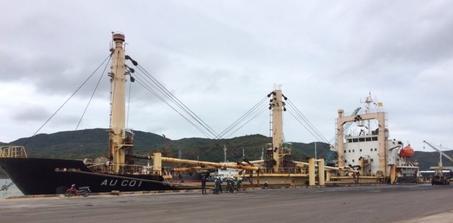 Tàu AU CO 1 vận chuyển 6100 tấn SA do Apromaco nhập khẩu cập cảng Quy Nhơn.
