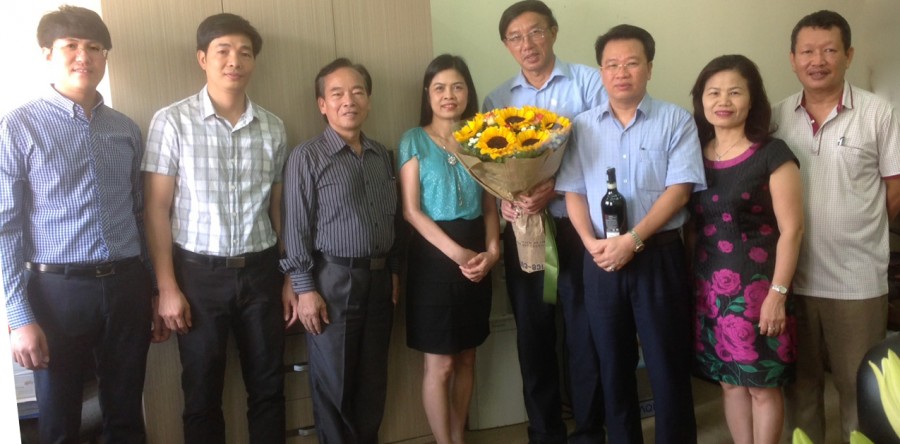Tổng giám đốc Apromaco cùng Ban lãnh đạo công ty chúc mừng sinh nhật đồng chí Phùng Hà