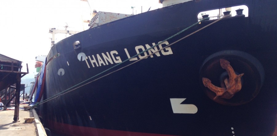 Tàu THANG LONG chở 6.600 tấn Urea hạt đục do Apromaco nhập khẩu cập cảng Việt Nam