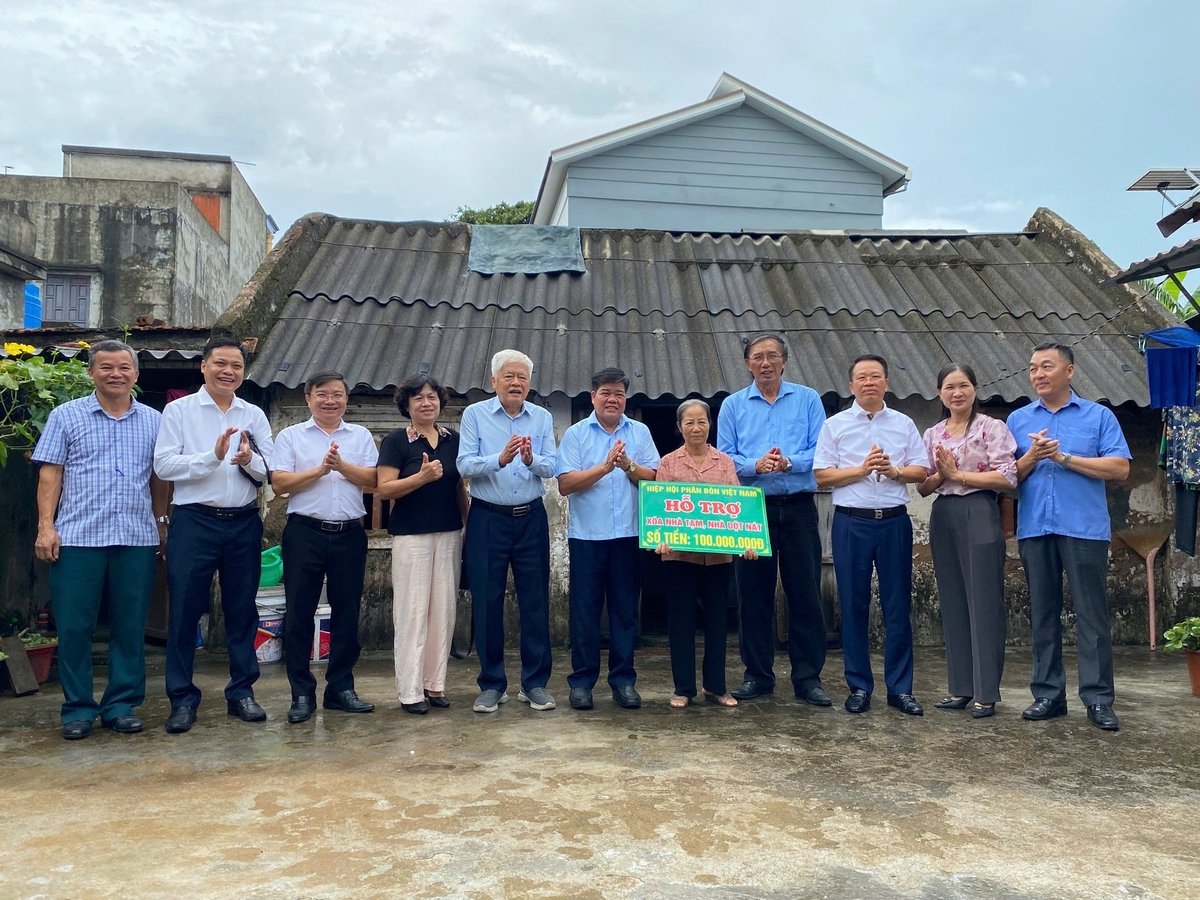 lanh-dao-uy-ban-mttq-tinh-hung-yen-hiep-hoi-phan-bon-viet-nam-dang-uy-hdnd-uy-ban-mttq-xa-tay-tien-hai-toi-tham-nha-ho-dan-nhan-ho-tro-091456_595-105124