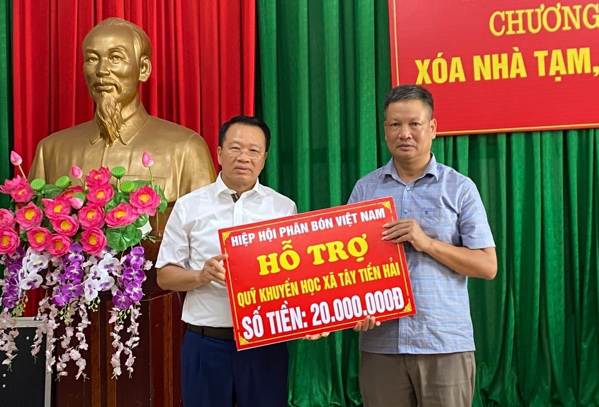 ong-nguyen-tien-dung-pho-chu-tich-hiep-hoi-phan-bon-viet-nam-chu-tich-hdqt-tong-cong-ty-vat-tu-nong-san-apromaco-thay-mat-fav-trao-tang-quy-khuyen-hoc-xa-20-trieu-dong-091954_178-105123