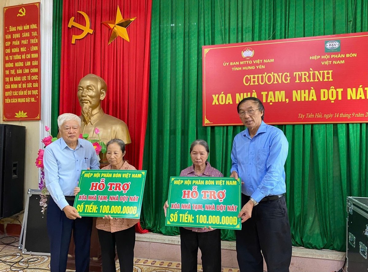 ong-phung-ha-chu-tich-hiep-hoi-phan-bon-viet-nam-fav-va-ong-nguyen-tri-ngoc-pho-chu-tich-kiem-tong-thu-ky-hiep-hoi-phan-bon-viet-nam-ben-trai-thay-mat-hiep-hoi-phan-bon-viet-nam-trao-tang-02-can-nha-cho-hai-ho-dan-ta-091813_668-105123