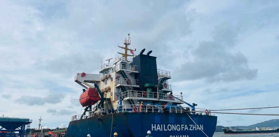 APROMACO MIỀN TRUNG TIẾP NHẬN VÀ PHÂN PHỐI TÀU HAI LONG FA ZHAN CHỞ 11.500 TẤN SA KIM CƯƠNG