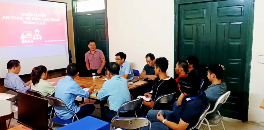 CÔNG TY CỔ PHẦN VẬT TƯ NÔNG SẢN  TỔ CHỨC HUẤN LUYỆN AN TOÀN, VỆ SINH LAO ĐỘNG  CHO CÁN BỘ, CÔNG NHÂN MỎ APATIT PHÚ NHUẬN