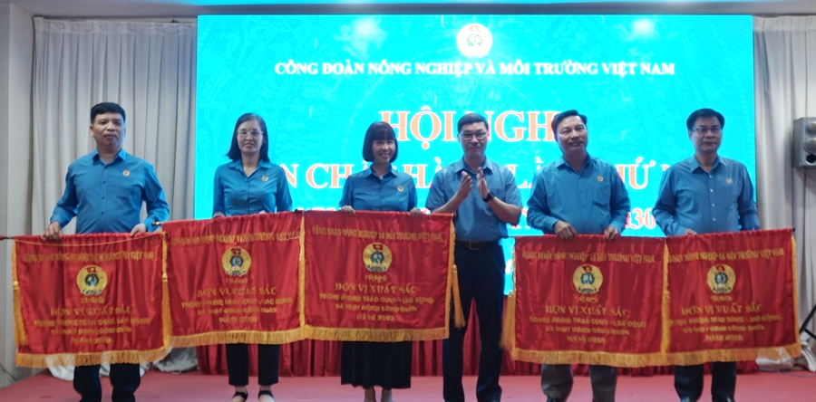 CÔNG ĐOÀN APROMACO VINH DỰ NHẬN CỜ THI ĐUA “ĐƠN VỊ XUẤT SẮC” CỦA CÔNG ĐOÀN NÔNG NGHIỆP VÀ MÔI TRƯỜNG VIỆT NAM